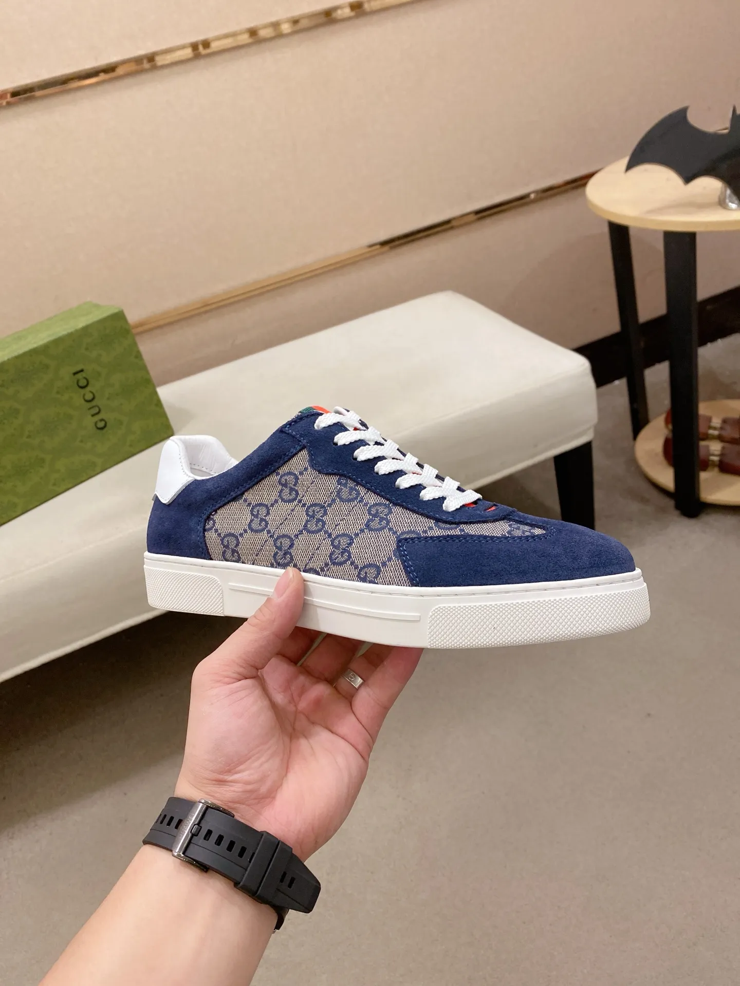 Factory price: 440💰 (GUCCI) The latest model from the official website 🎁🎁Casual and fashionable men's shoes👟, hot style 💥The version is simple and elegant, exclusive for trendy men. Unique official website latest brand elements 👑Gucci original decoration, fashionable and generous, the fabric is original cowhide ✅sheepskin lining, the official website specifies wear-resistant casual outsole, the classic model is taken in kind at the counter🎬38-44 (45 is not returned or exchanged)